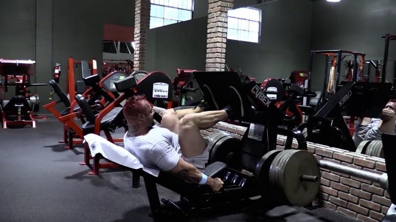 KRIS GETHIN SMASHING LEGS