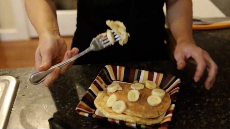 PEANUT BUTTER PROTEIN PANCAKES